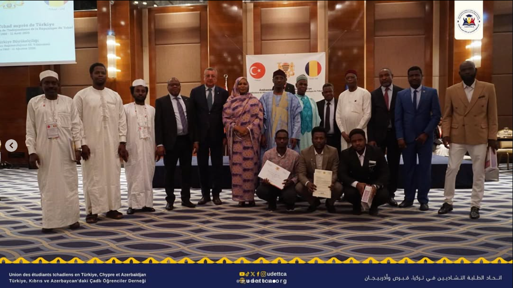 تكريم الطلاب المتفوقين خلال احتفالات عيد الاستقلال في إسطنبول