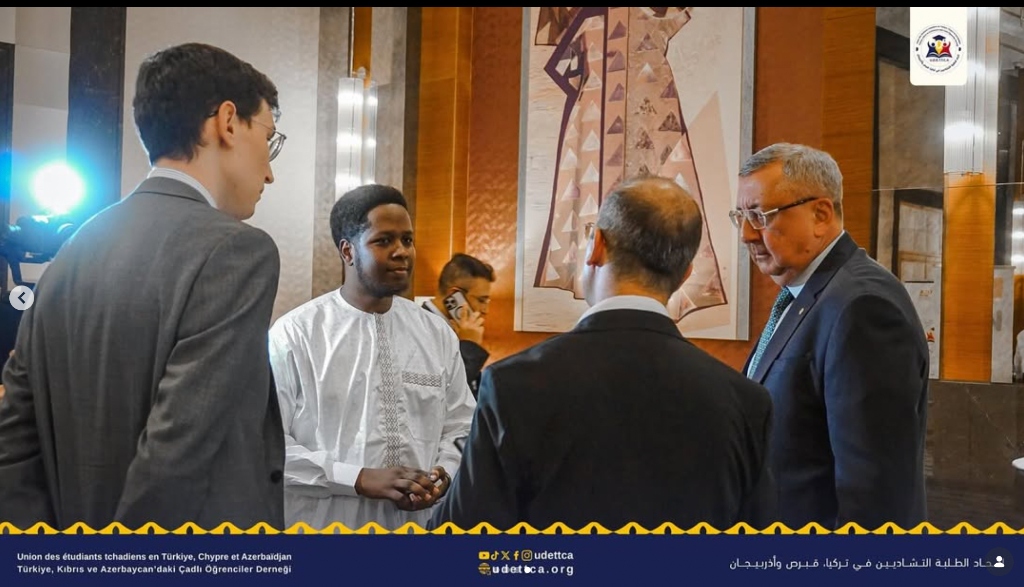 لقاء القنصل الروسي مع رئيس اتحاد الطلبة التشاديين خلال حفل عيد الاستقلال